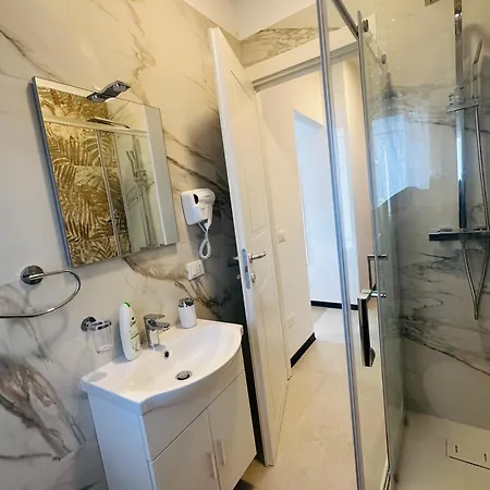 Alisa House Gæstehus 3*